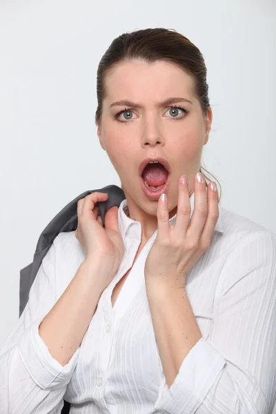 Giovane donna d'affari scioccato espressione sul viso — Foto Stock