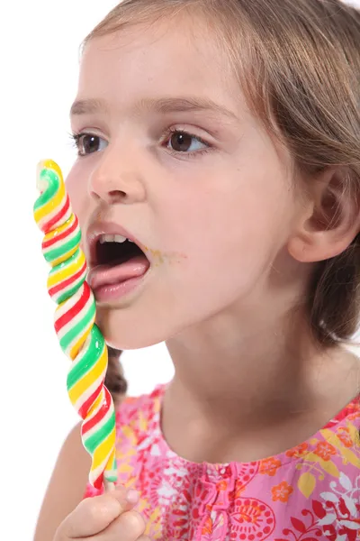 작은 소녀가 롤리팝을 먹고 — 스톡 사진