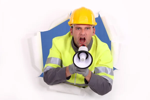 Trabalhador rodoviário gritando em um megafone — Fotografia de Stock