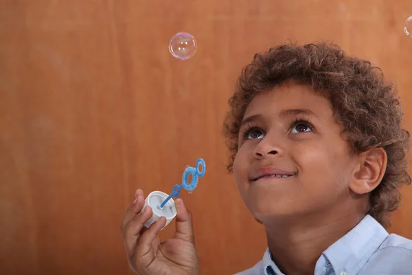 Портрет дитини з бульбашками — стокове фото