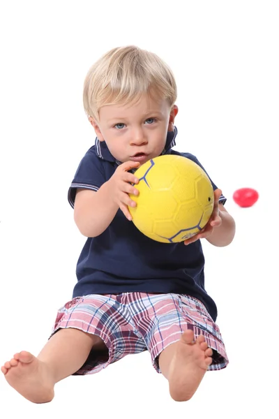 Malý chlapec hospodářství fotbal — Stock fotografie