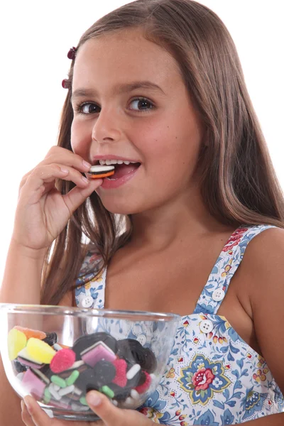 Menina comendo doces — Fotografia de Stock