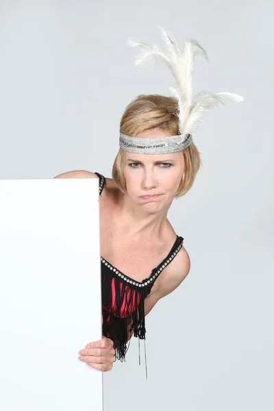 Mulher em vestido de festa segurando placa de marketing — Fotografia de Stock