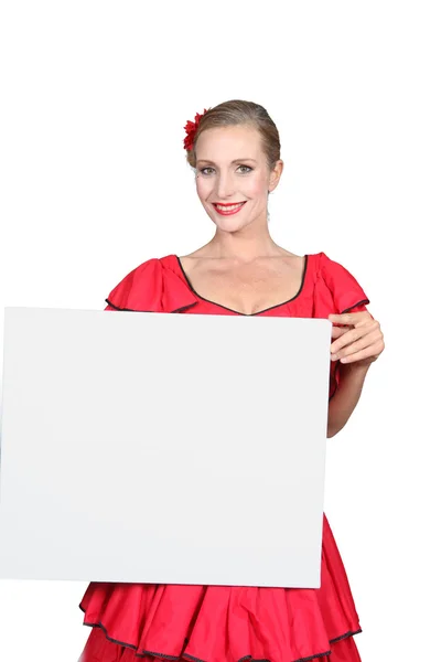 Blond kvinna i röd klänning håller anslagstavla — Stockfoto