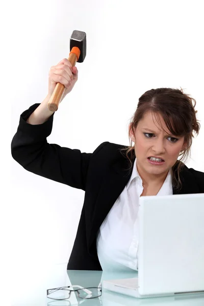Mulher corporativa brava com seu laptop . — Fotografia de Stock