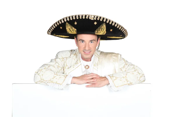 Man klädd som en mariachi med en styrelse som tomt för ditt meddelande — Stockfoto
