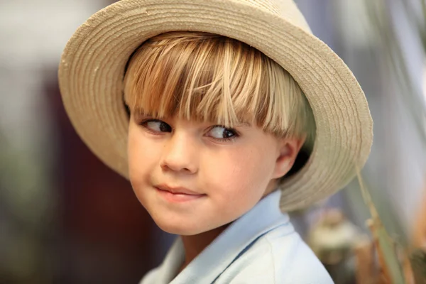 Niño rubio con sombrero — Foto de Stock