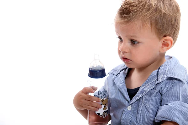 Мальчик держит бутылку — стоковое фото