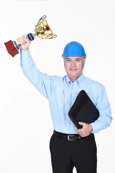 Um arquiteto segurando uma taça de troféu . — Fotografia de Stock