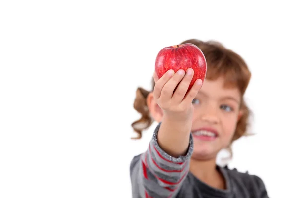 Niña sosteniendo manzana roja —  Fotos de Stock