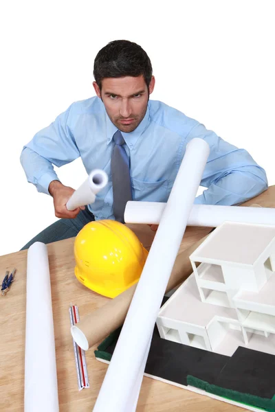 Wütender Architekt saß an seinem Schreibtisch — Stockfoto