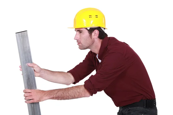 Homem inspecionando feixe de metal — Fotografia de Stock