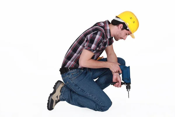 Tradesman utilizzando un utensile elettrico — Foto Stock
