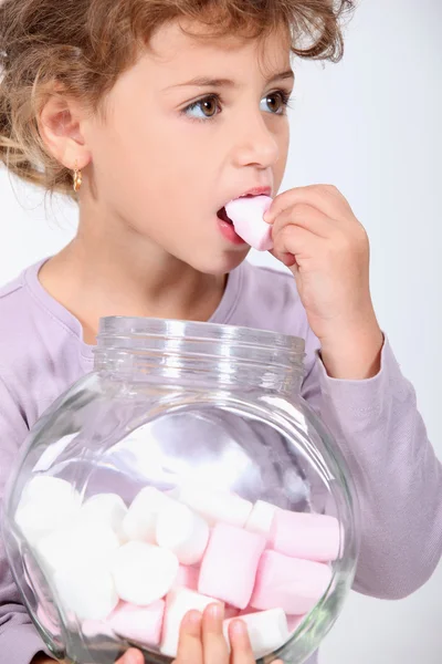 Carino bambina mangiare marshmallows — Foto Stock