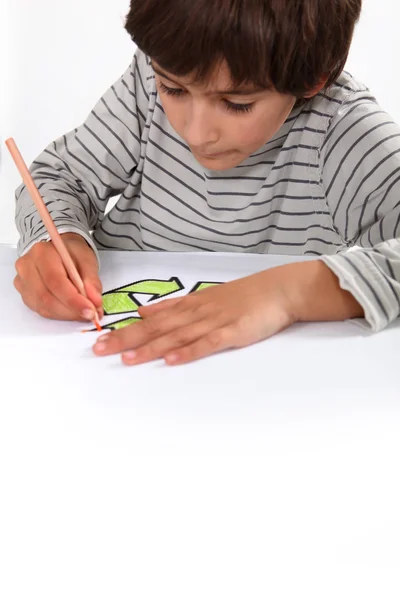 Ребенок работает над домашним заданием — стоковое фото