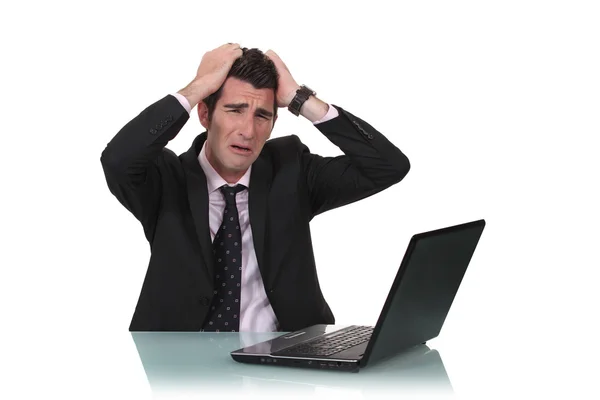 Uomo d'affari disperato con laptop — Foto Stock