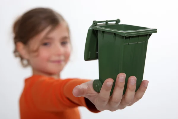 Menina segurando bin reciclagem — Fotografia de Stock