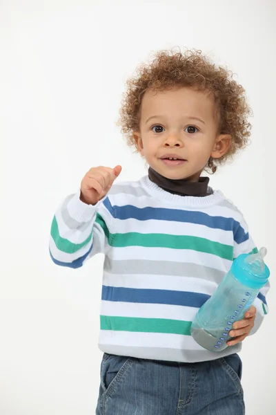 Yürümeye başlayan çocuk süt şişesi ile — Stok fotoğraf