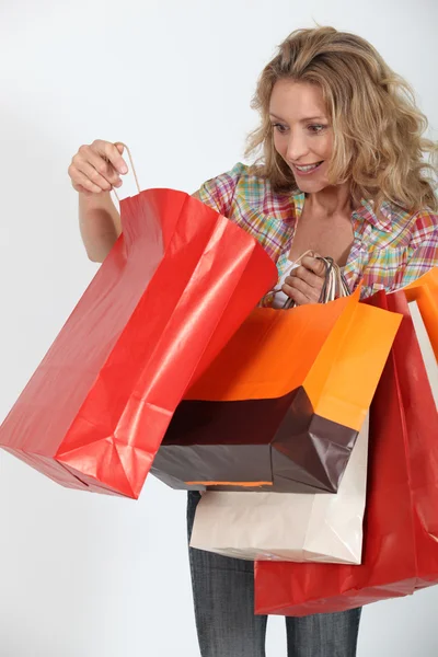 Mulher encantada com compras — Fotografia de Stock