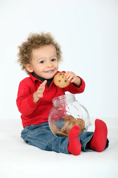 Μικρό αγόρι που τρώει μπισκότα — Φωτογραφία Αρχείου