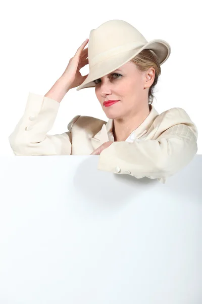 Vrouw bedrijf hoed — Stockfoto