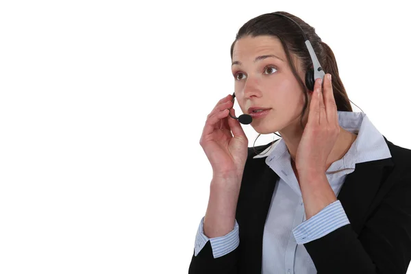 Eine Geschäftsfrau, die eine Hotline anruft. — Stockfoto