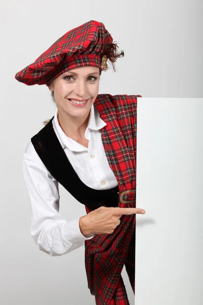 Mujer escocesa apuntando a pizarra blanca —  Fotos de Stock