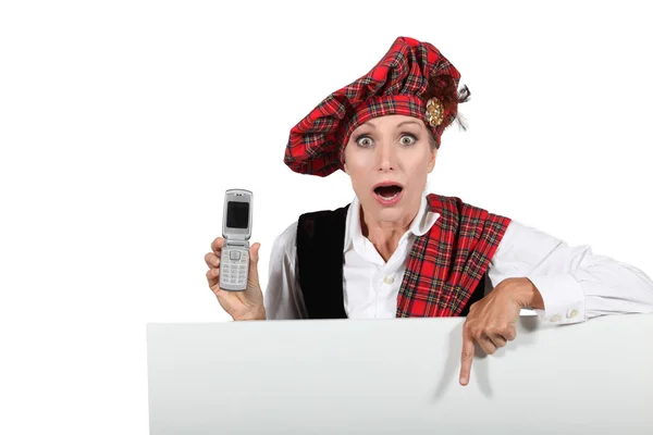 Vrouw draagt Schotse thema kostuum — Stockfoto