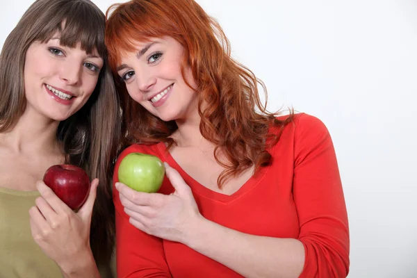 Mädchen-Duo mit Äpfeln — Stockfoto