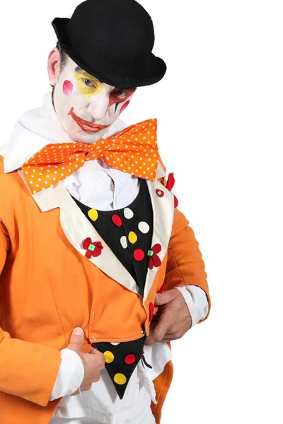 Человек, одетый в гротескный костюм клоуна и боулер — стоковое фото