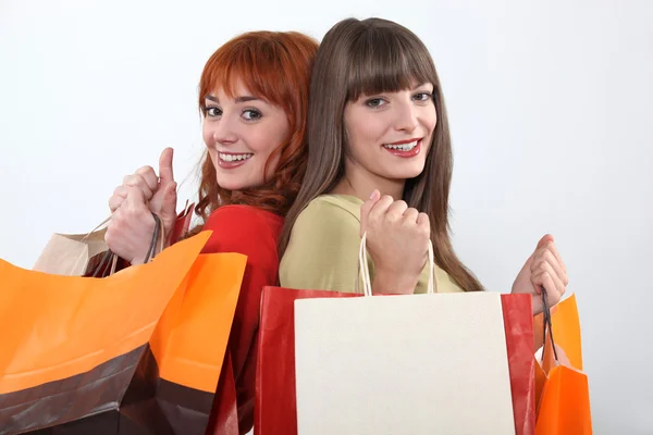 Jovens mulheres em uma farra de compras — Fotografia de Stock