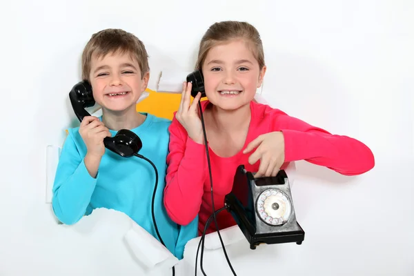 Barn med trasig telefon — Stockfoto