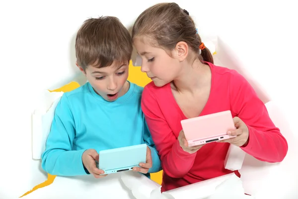 Brother and sister playing video games — Stock Photo, Image