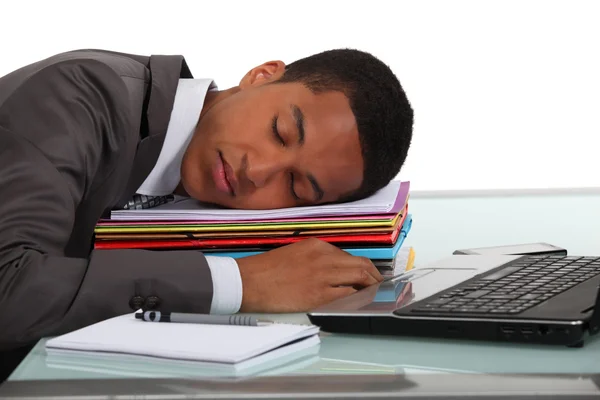 Empresário dormindo em pilha de pastas — Fotografia de Stock