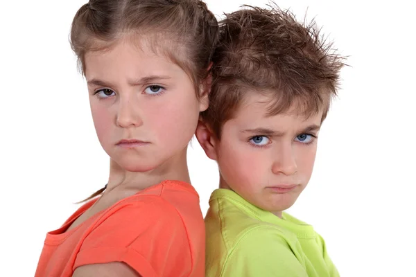 Två arga barn poserar tillsammans — Stockfoto