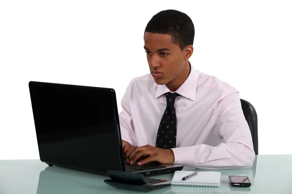 Młody biznesmen ciężkiej pracy z przodu laptopa — Zdjęcie stockowe