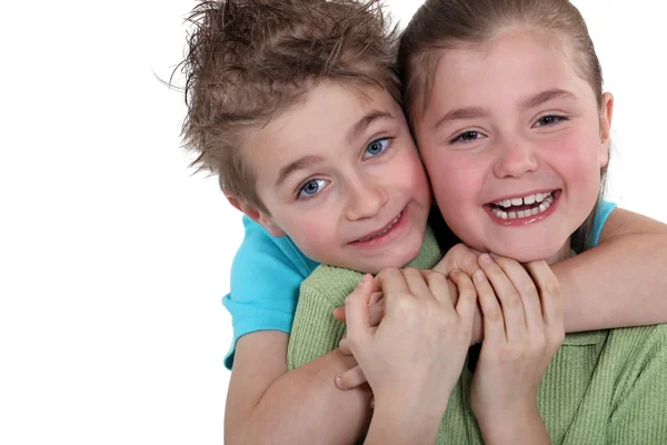 Маленький мальчик и маленькая девочка обнимаются — стоковое фото