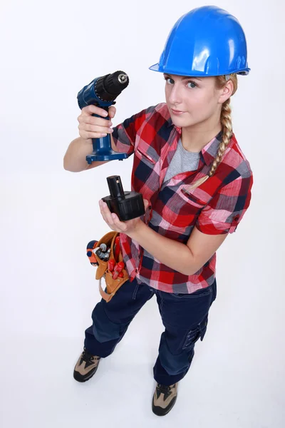 Craftswoman colocando um carregador em uma broca — Fotografia de Stock