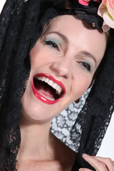 Detail hlavy ženské nosí černý závoj — Stock fotografie