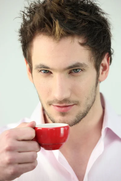 Człowiek posiadający małe filiżanki kawy — Zdjęcie stockowe