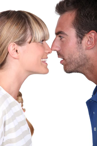 Paar mit gemeinsamen Nasen — Stockfoto