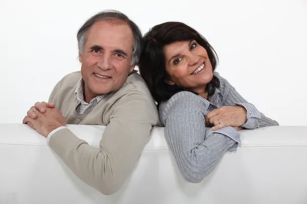 Couple adulte debout avec panneau publicitaire vierge — Photo