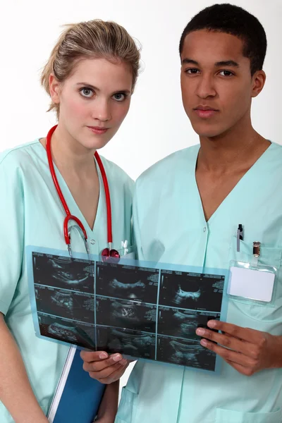 Médicos examinando una radiografía — Foto de Stock