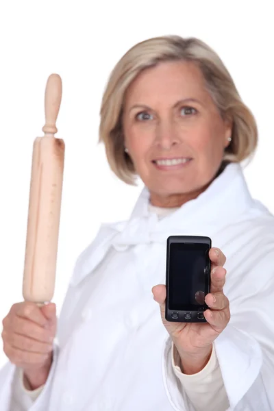 Een bakker die houden van een mobiele telefoon — Stockfoto
