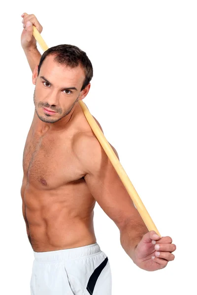 Homem fazendo exercícios com um pau — Fotografia de Stock