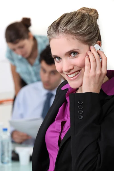 Mujer de negocios hablando en su teléfono móvil Imagen De Stock