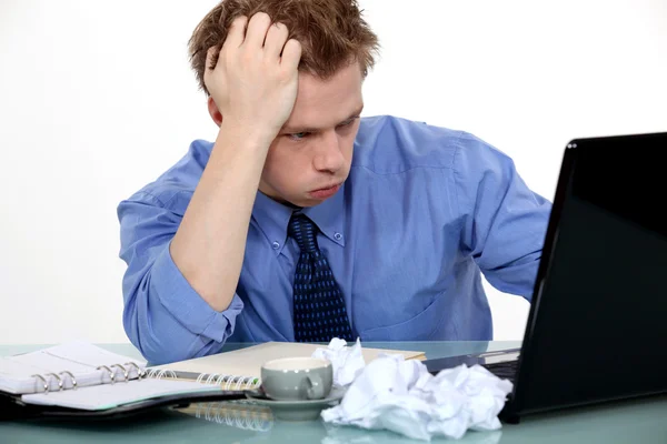 Stressad man satt vid skrivbordet — Stockfoto