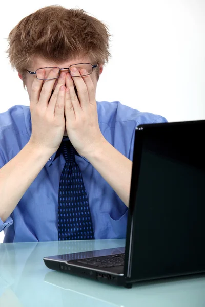 Um homem estressado na frente de seu laptop — Fotografia de Stock