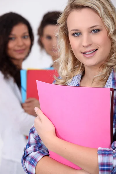 Kvinnlig student med filer — Stockfoto