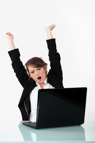 Szczęśliwa kobieta gestykulacji przed laptopem — Zdjęcie stockowe